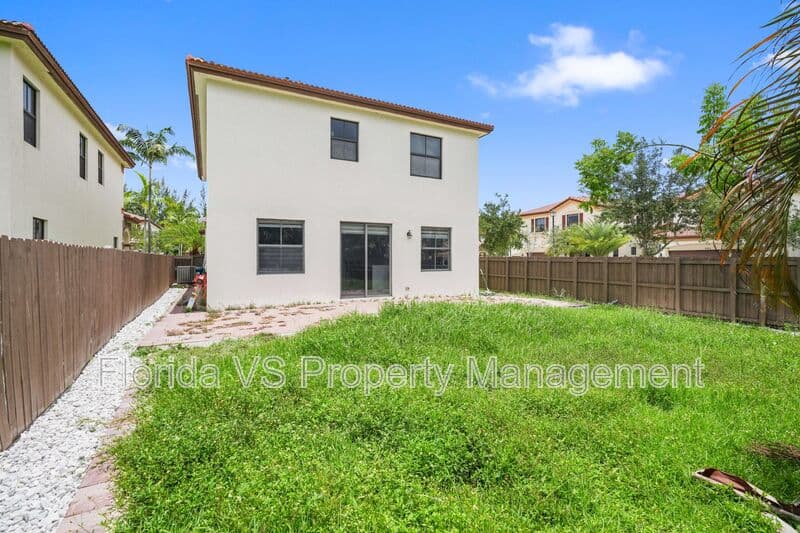 Doral House: 10016 NW 89 TER