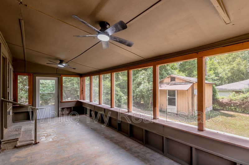 Woodville House: 1107 W Dogwood St