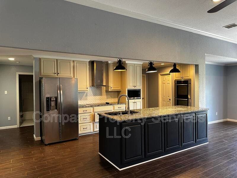 Waco House: 10613 Rayburn Way