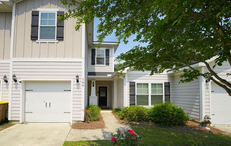 Richmond Hill House: 160 Lake Lily Drive