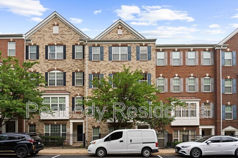 Woodbridge House: 15259 Leicestershire St