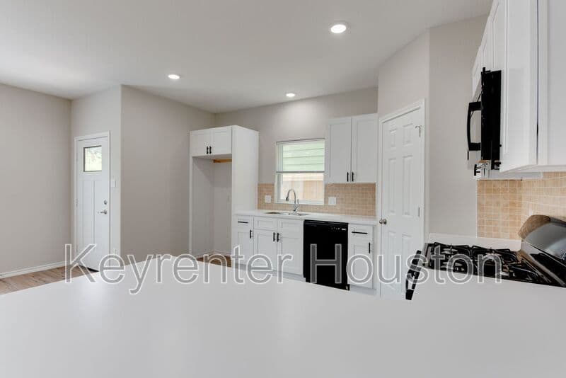 Houston House: 8203 Woodlyn Rd