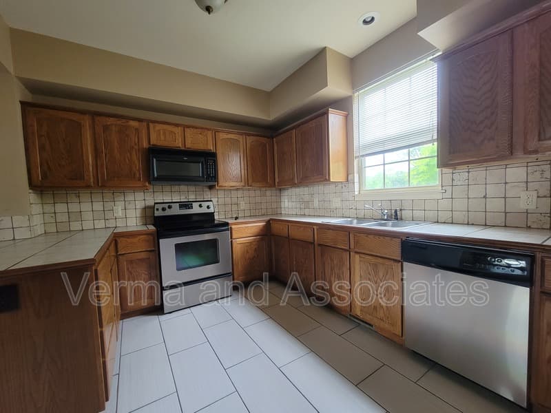 Centerton Townhome: 192 Fair St