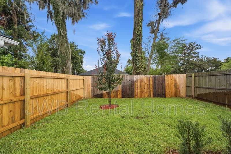 Jacksonville House: 7648 Eaton Ave