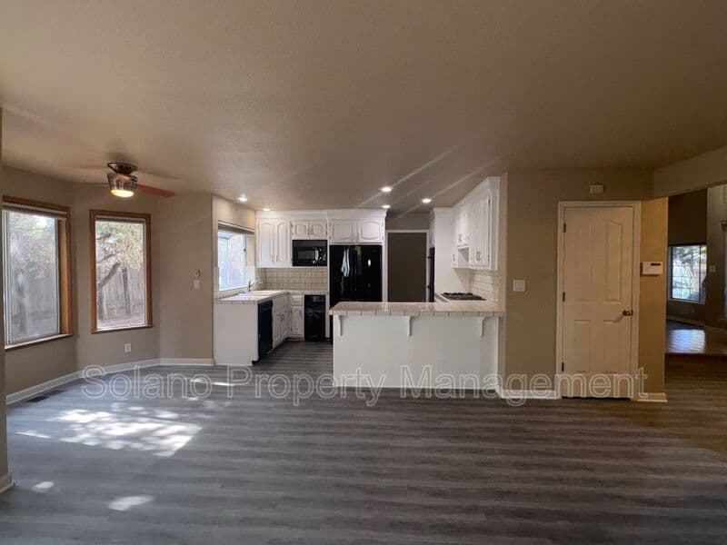 Fairfield House: 3426 Glen Ellen Dr