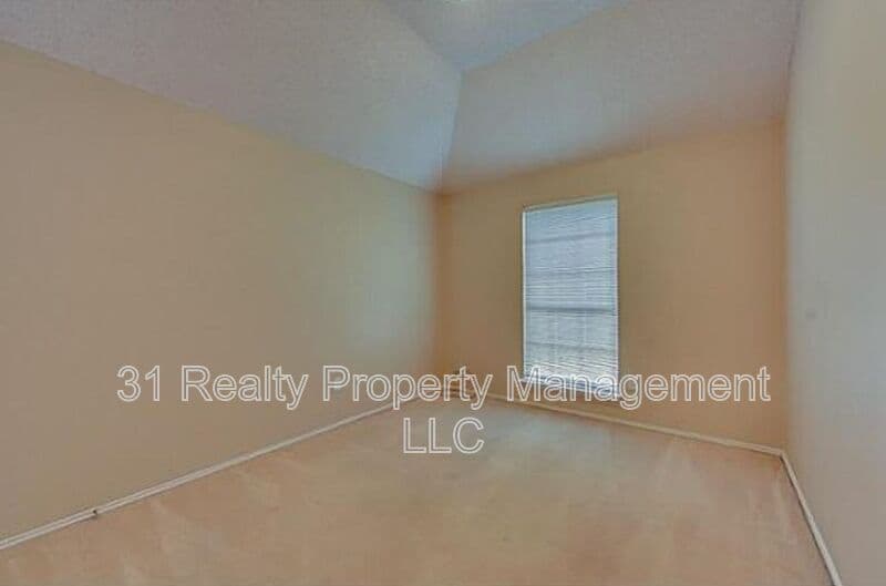 Arlington House: 214 E Lynn Creek Dr