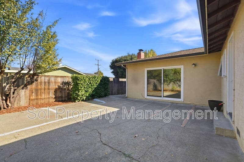 San Rafael House: 600 Tarragon Drive