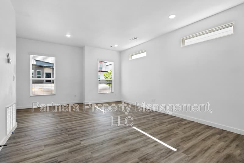 Centerton House: 881 Ventnor Avenue