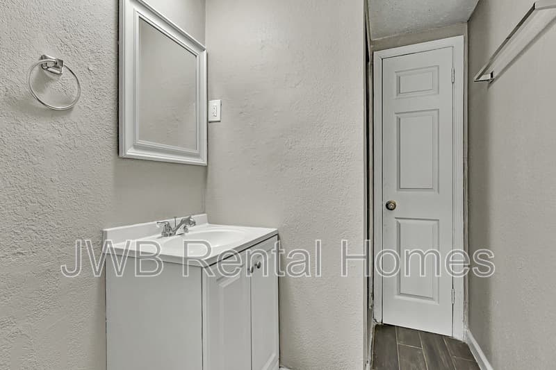 Jacksonville House: 10517 Ashby Rd