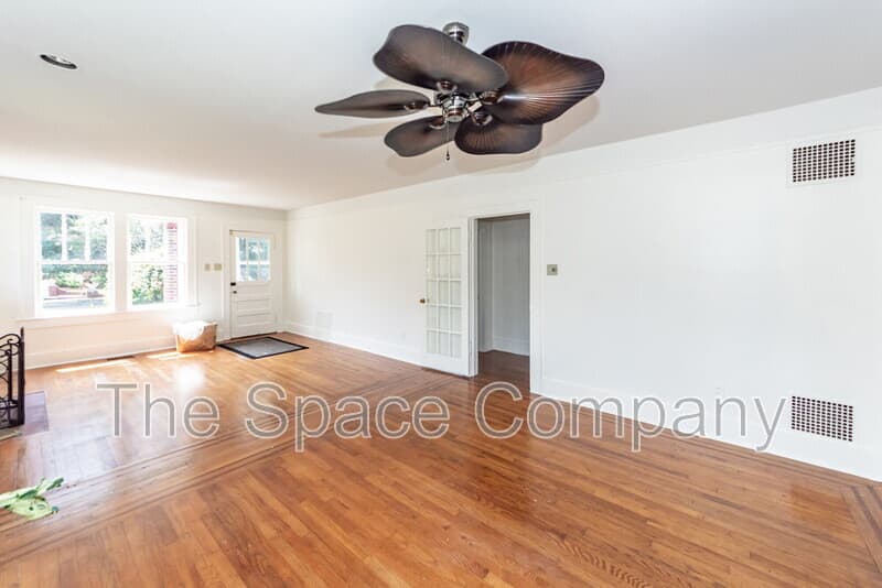 Charleston House: 25 8th Avenue