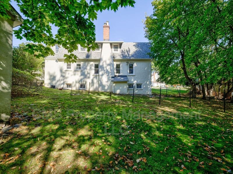 West Orange House: 14 Winding Way