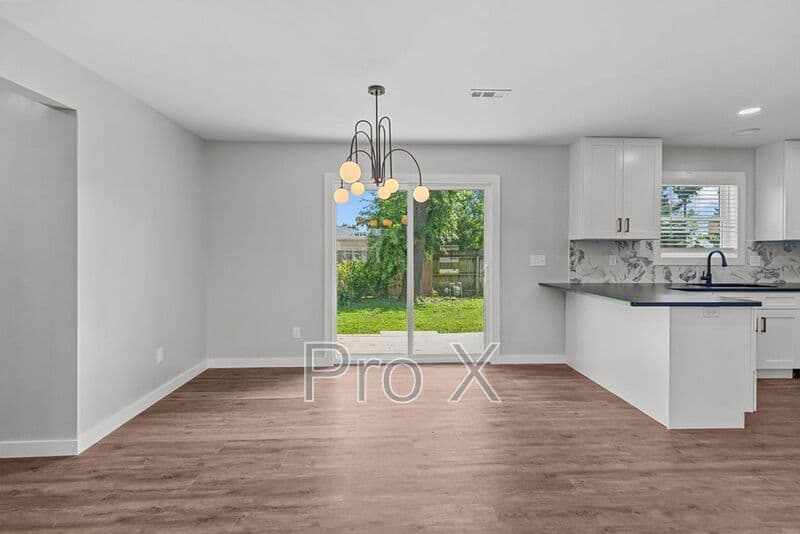 Bentonville House: 809 Carson Drive