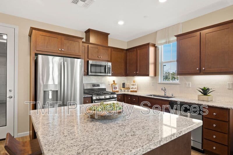 Sacramento Townhome: 23 Advantage Court