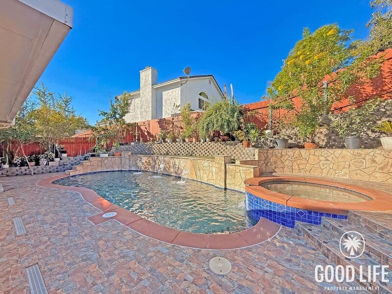 Escondido House: 1900 Angeles Gln