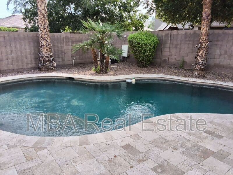 Mesa House: 3031 E Regina St