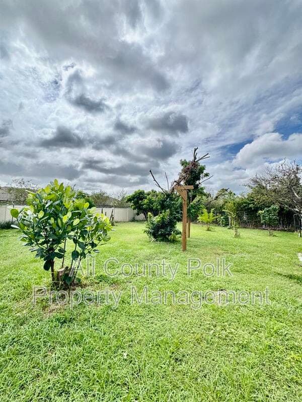 Lakeland House: 3919 Lehman Ct
