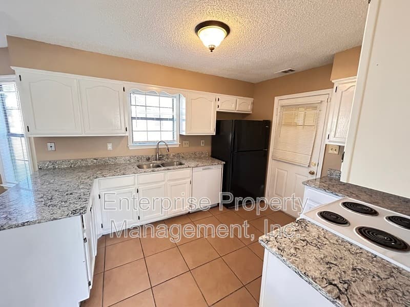 Cordova House: 7828 Bland Lane