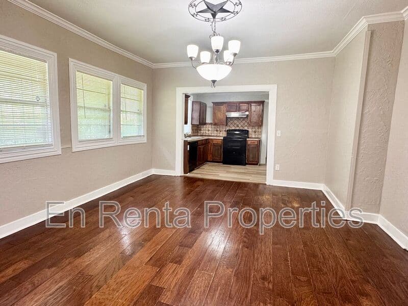Fort Worth House: 1925 Saint Louis Ave.