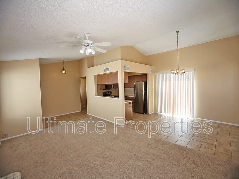 Peoria House: 8832 W Saint John Rd
