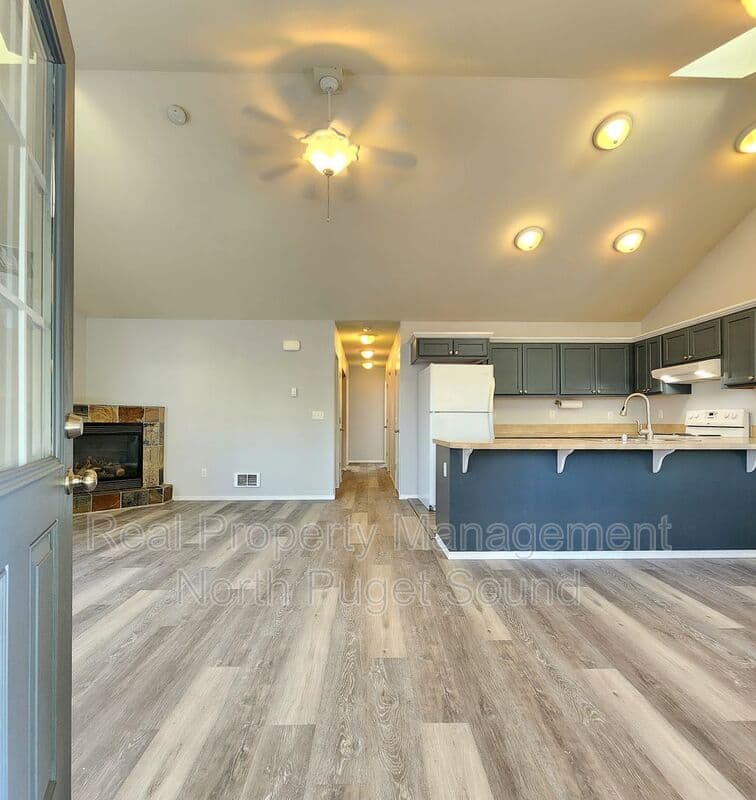 Arlington House: 112 N Gifford Ave