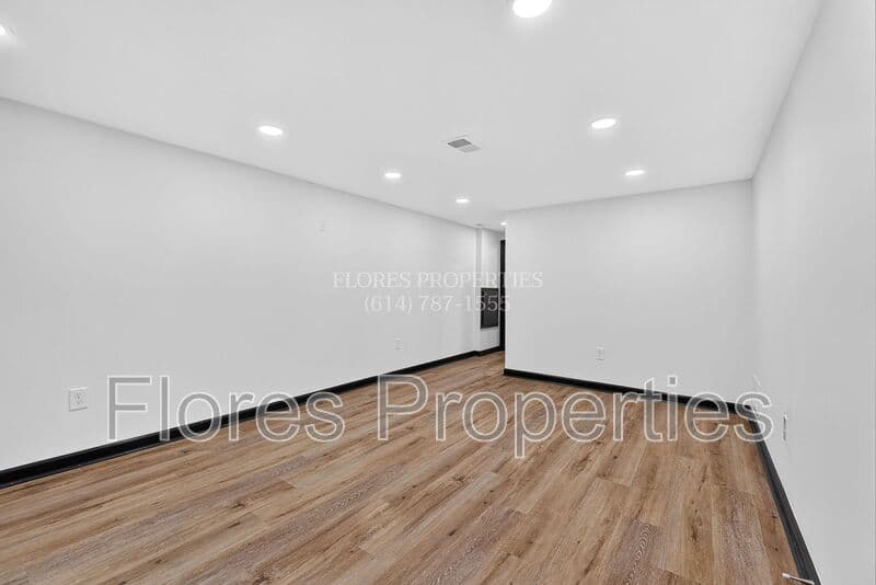 Columbus House: 6406 Faircrest Rd