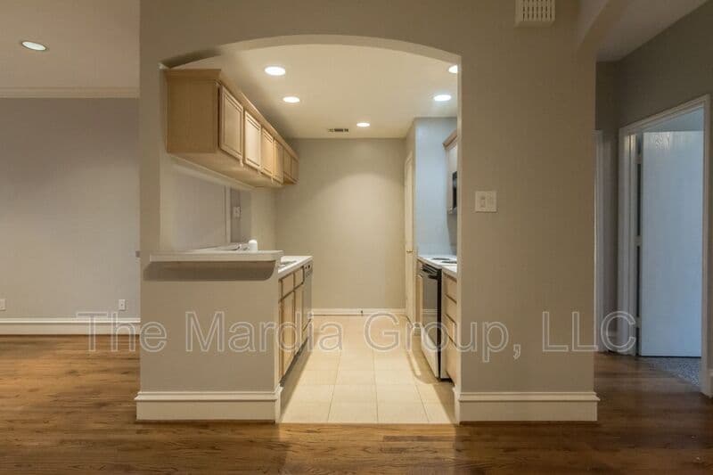 Garland House: 3904 Brandon Park Dr
