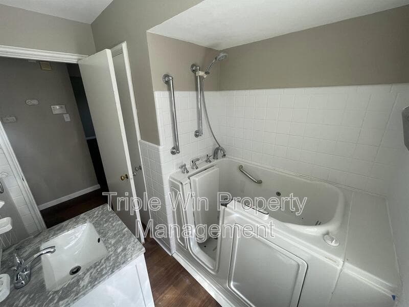 Saint Louis House: 7117 Forest Hill Dr