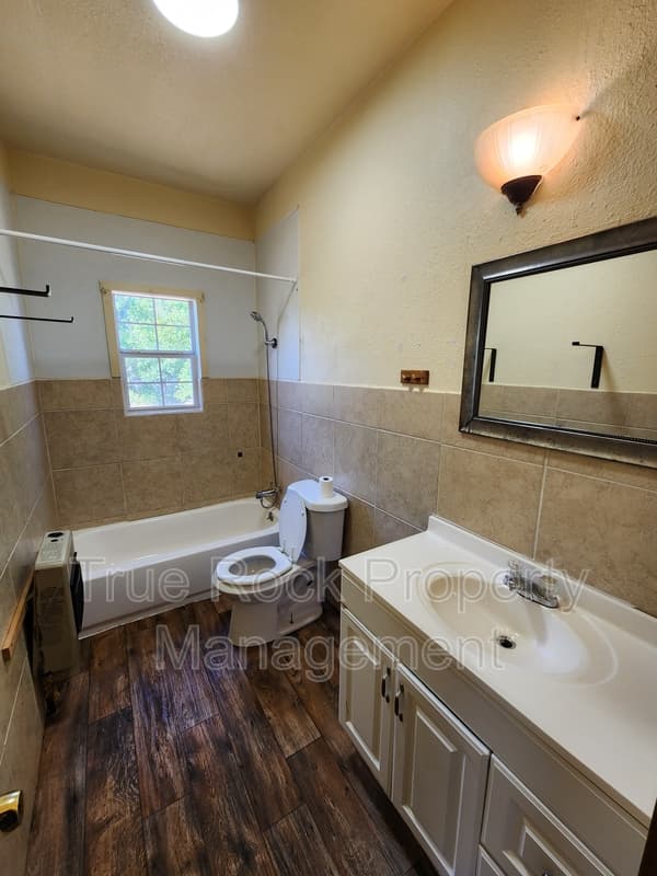 Asher House: 205 East Main (Asher)