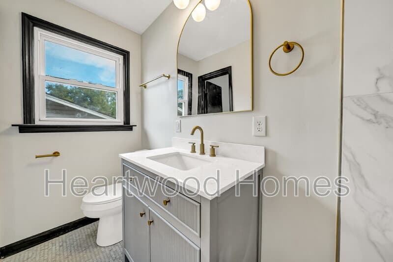 Columbia Condo: 1911 Cermack St