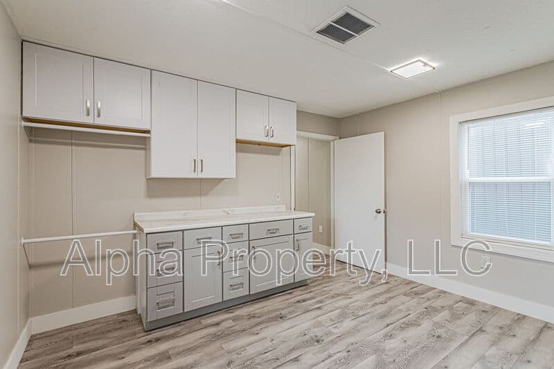 Greenville House: 267 W Pine Lake Cir