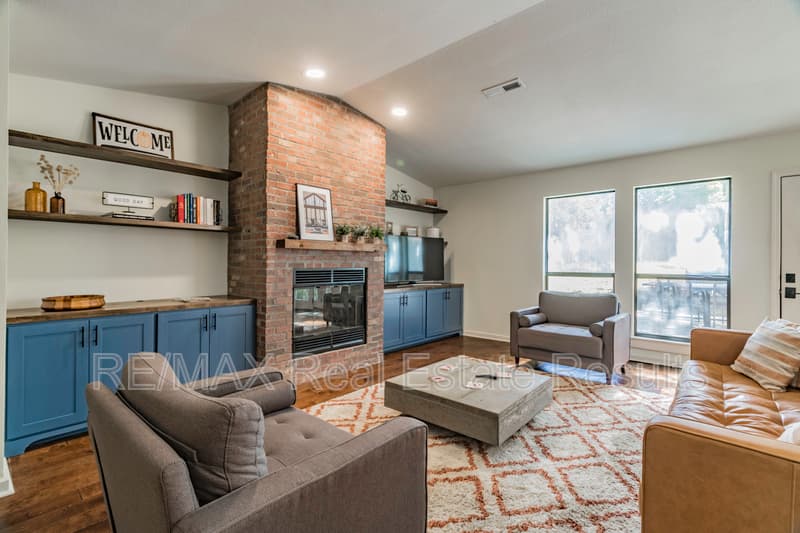 Fayetteville House: 2549 E Lancer St