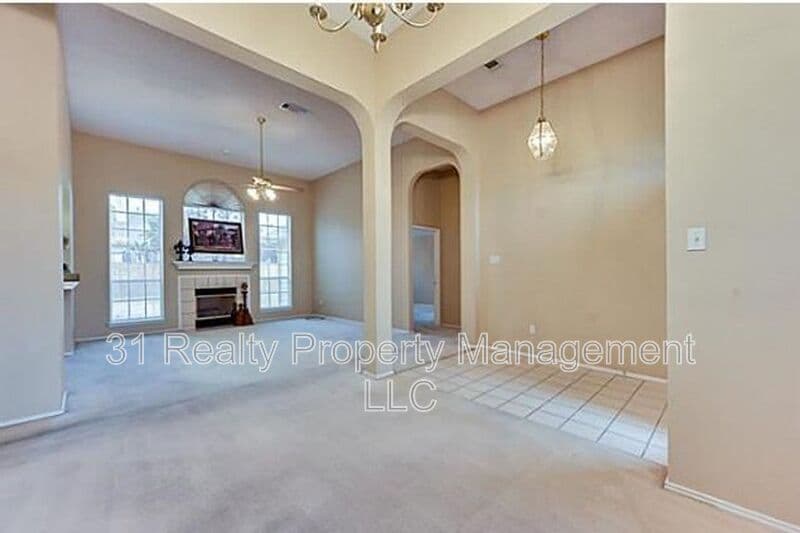 Arlington House: 214 E Lynn Creek Dr