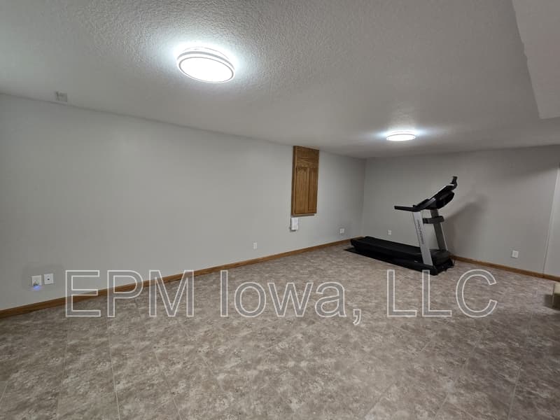 Cedar Falls House: 4710 Donald Drive
