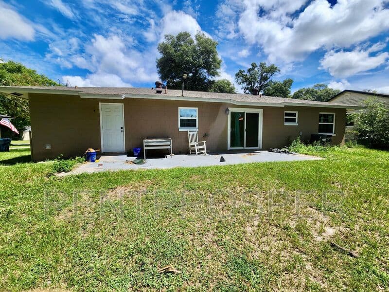 Deland House: 410 Albany Ave