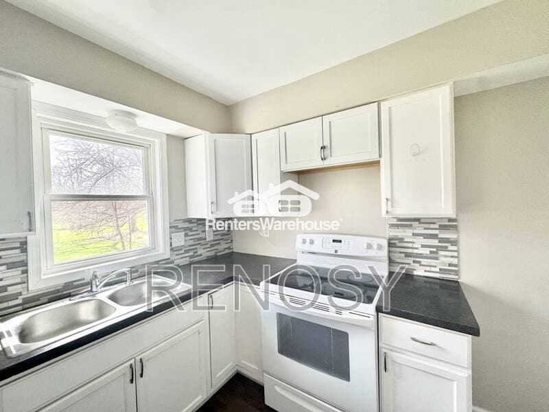 Des Moines House: 4924 Madison Ave