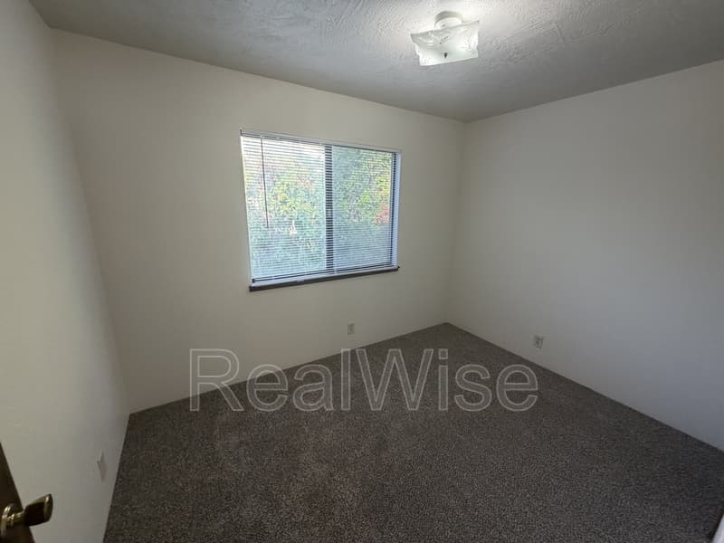 Grants Pass Condo: 832 NE D St