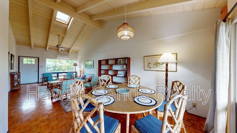 Honolulu House: 663 Kalaau Pl