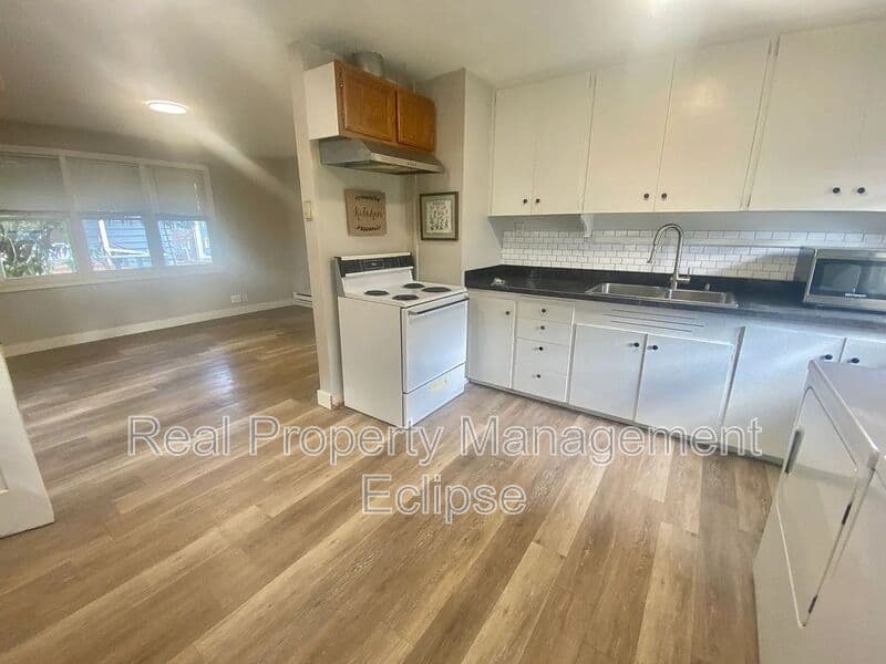 Kirkland House: 6731 104th Ave NE