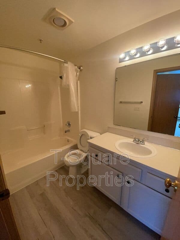 Everett House: 8830 3rd Ave SE