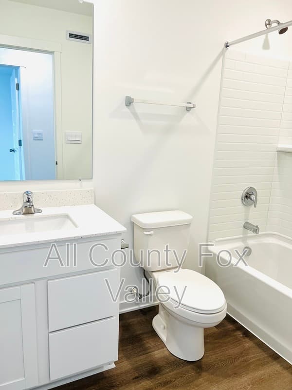 Hampshire Townhome: 879 Briar Glen Court