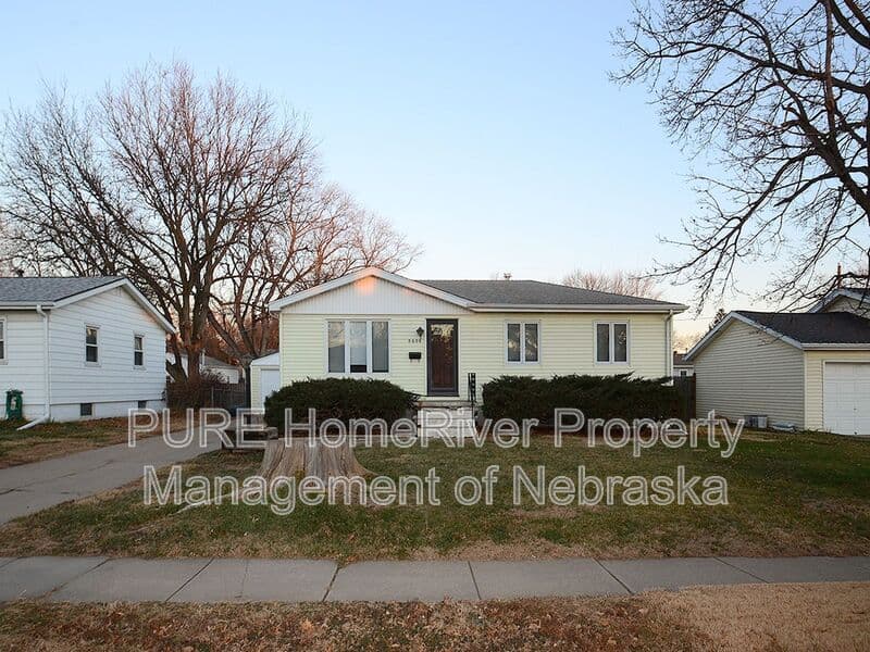 Omaha House: 8608 B St
