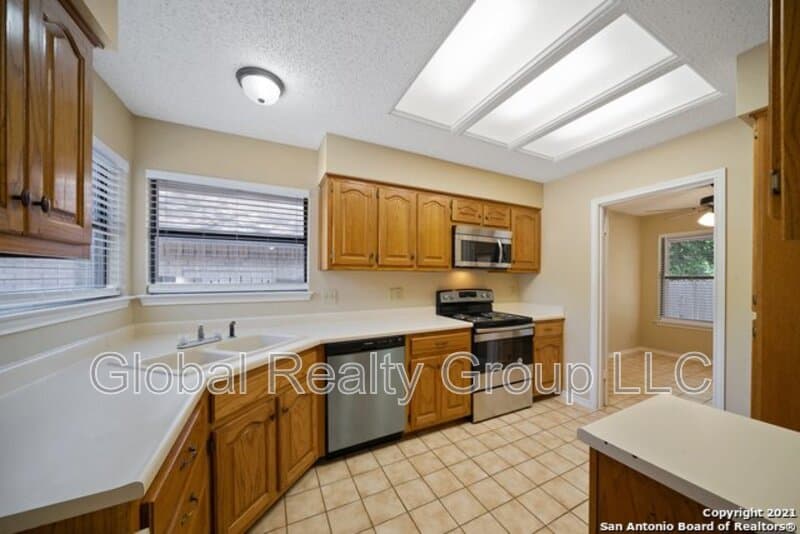 Universal City House: 118 Golden Way