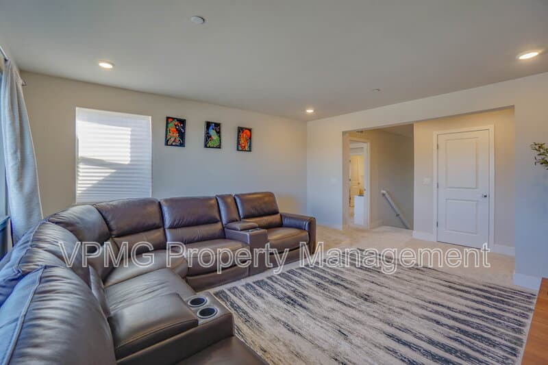 Washougal House: 359 W Koa St