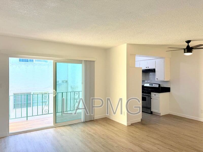 Los Angeles House: 1426 South Point View