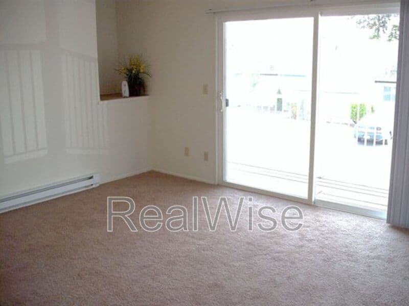 Portland Condo: 10941 SE Bush St