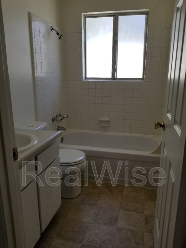 Grants Pass Townhome: 1112 SW 5th St