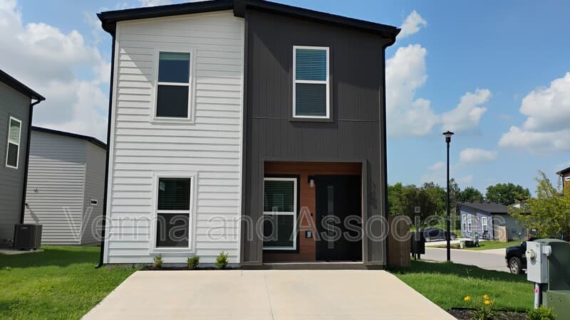 Bentonville House: 1100 Indiana Ave