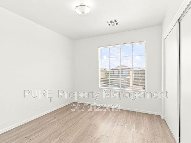 Avondale House: 11380 W Mohave St