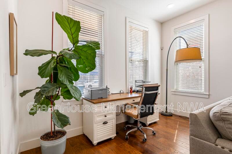 Bentonville House: 636 SW B ST