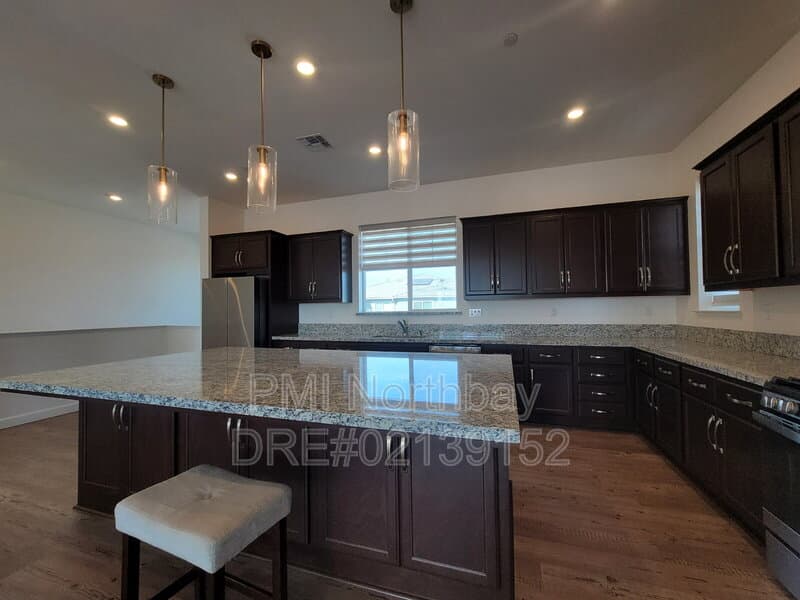 Fairfield House: 2466 Shore Vista